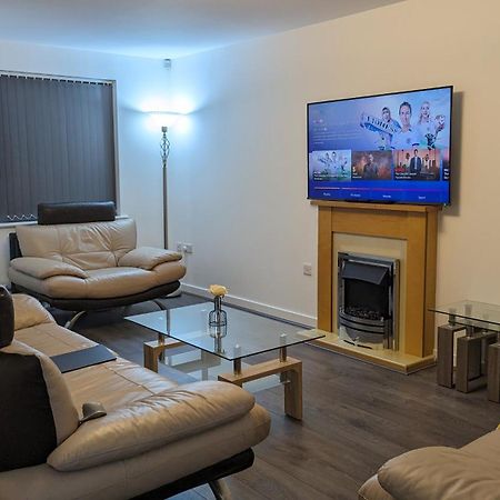 Clariturf - 4 Bedroom Semi - Private Parking Near Turf Moor, Town Centre, Transport And Motorway Links Next To Canal, 3 Parks And Lake - Sky And Netflix Burnley Ngoại thất bức ảnh