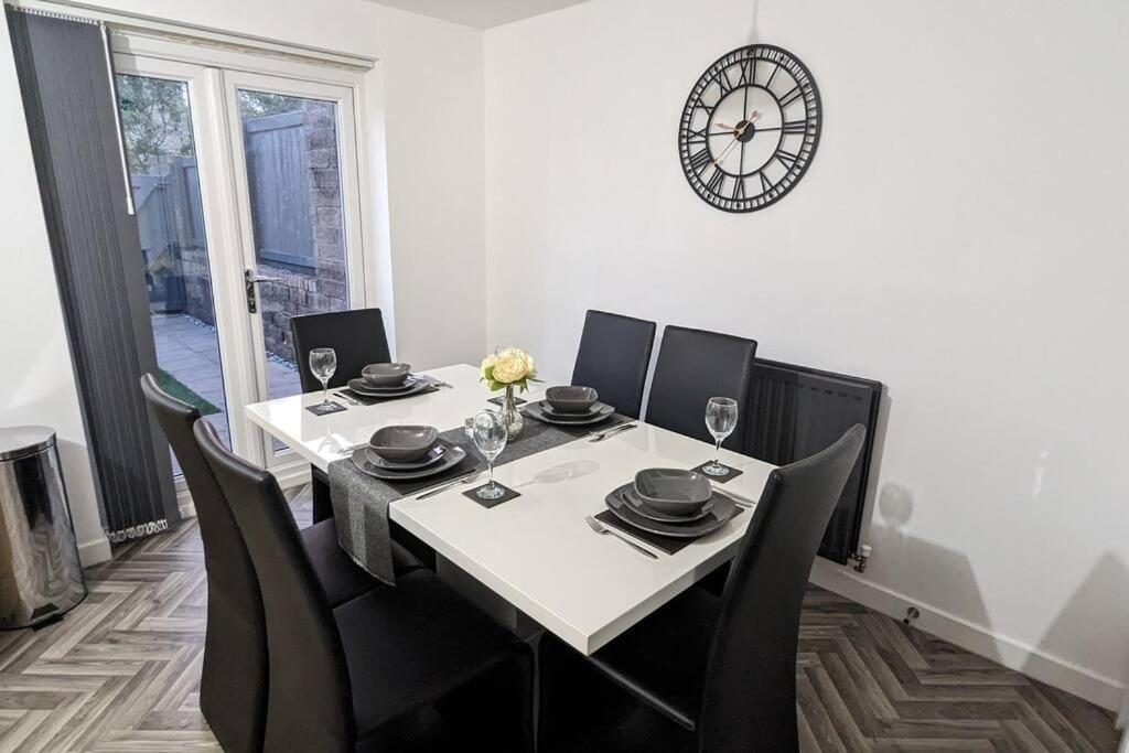 Clariturf - 4 Bedroom Semi - Private Parking Near Turf Moor, Town Centre, Transport And Motorway Links Next To Canal, 3 Parks And Lake - Sky And Netflix Burnley Ngoại thất bức ảnh