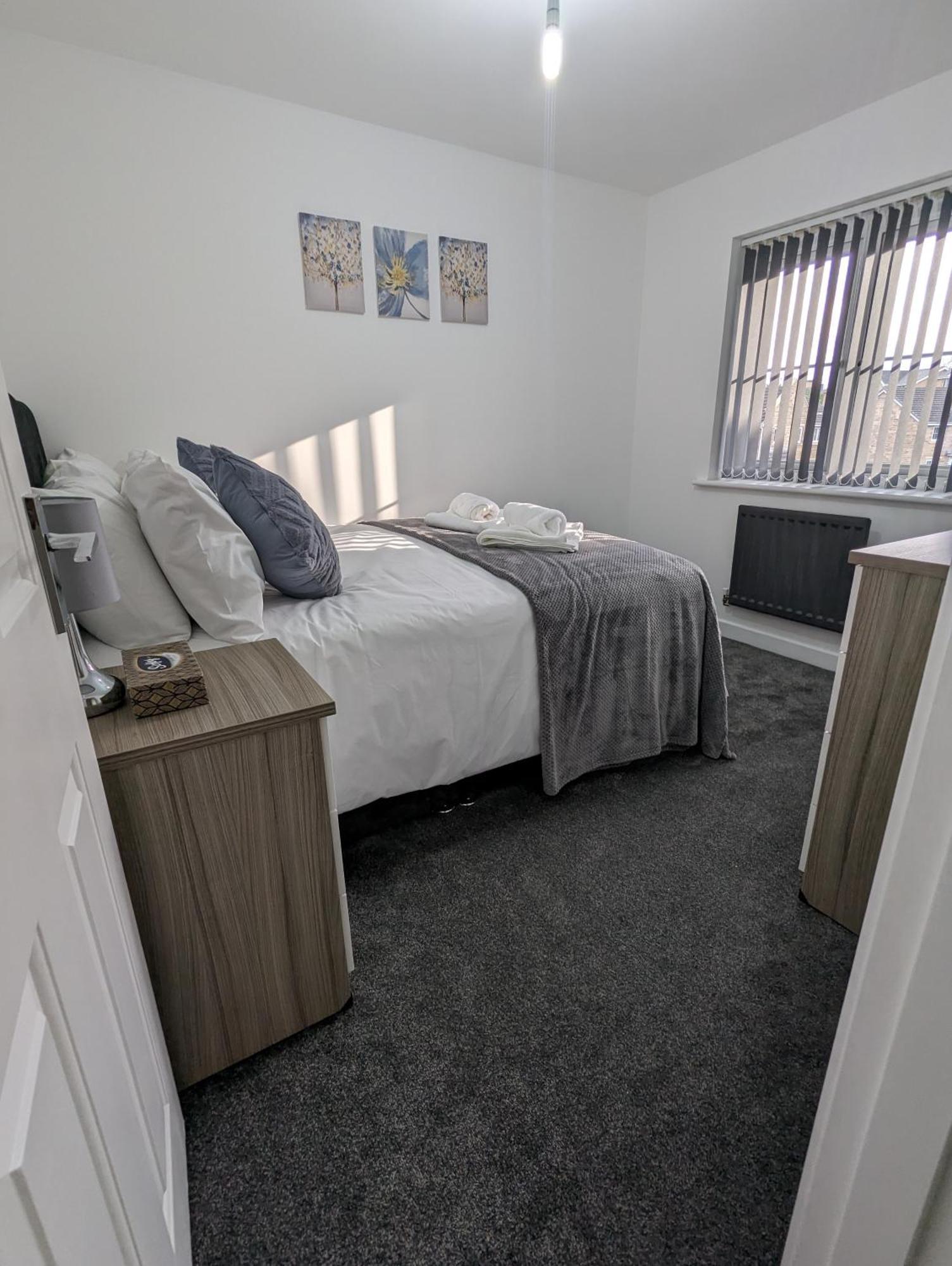 Clariturf - 4 Bedroom Semi - Private Parking Near Turf Moor, Town Centre, Transport And Motorway Links Next To Canal, 3 Parks And Lake - Sky And Netflix Burnley Ngoại thất bức ảnh