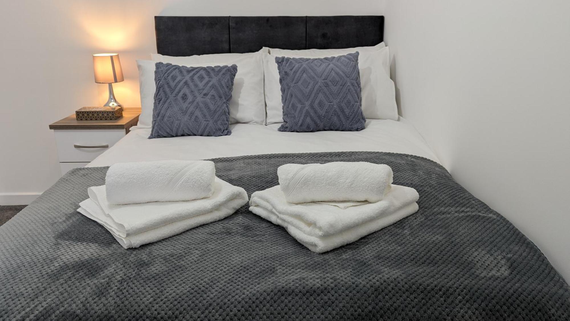 Clariturf - 4 Bedroom Semi - Private Parking Near Turf Moor, Town Centre, Transport And Motorway Links Next To Canal, 3 Parks And Lake - Sky And Netflix Burnley Ngoại thất bức ảnh
