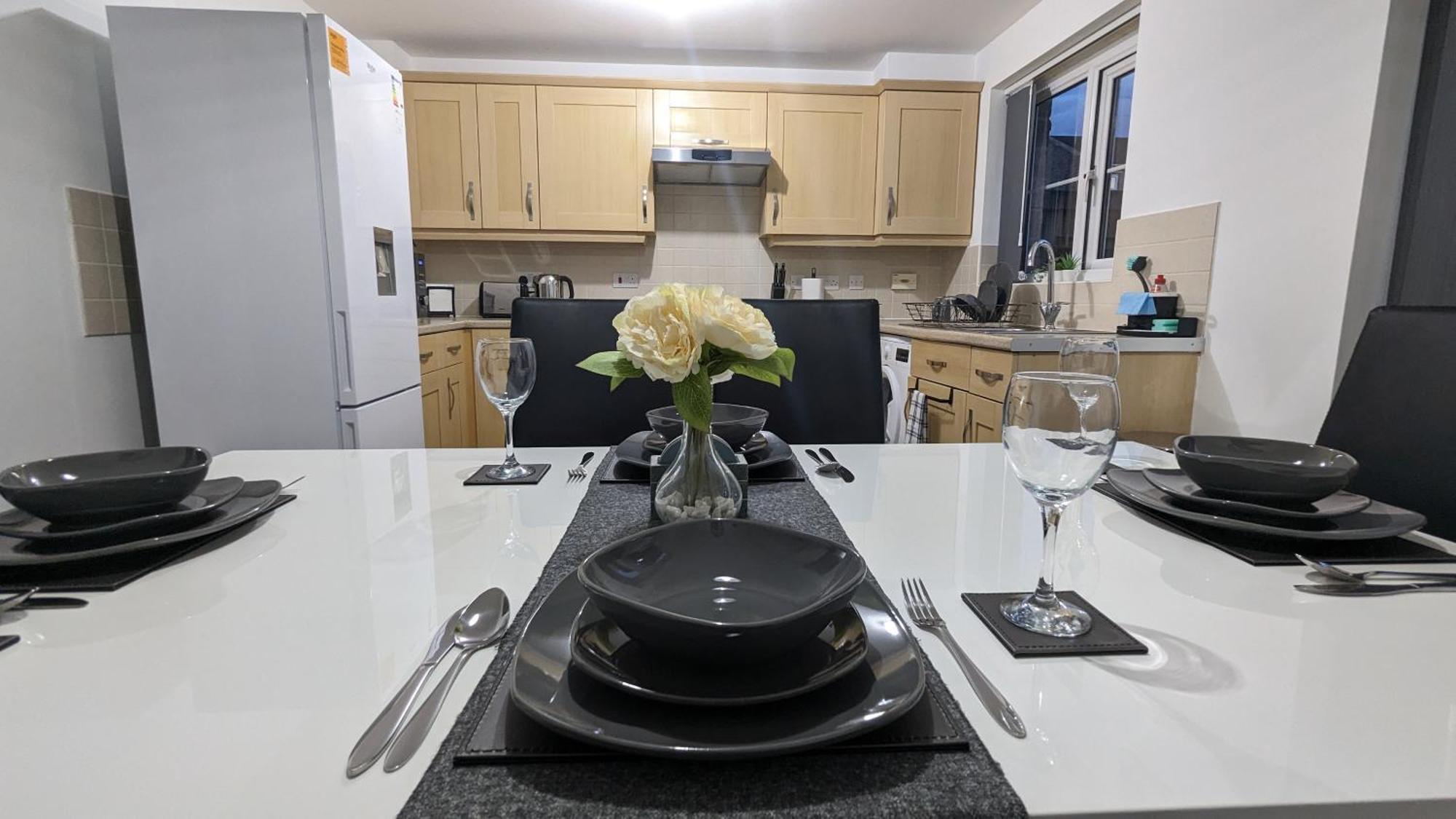 Clariturf - 4 Bedroom Semi - Private Parking Near Turf Moor, Town Centre, Transport And Motorway Links Next To Canal, 3 Parks And Lake - Sky And Netflix Burnley Ngoại thất bức ảnh