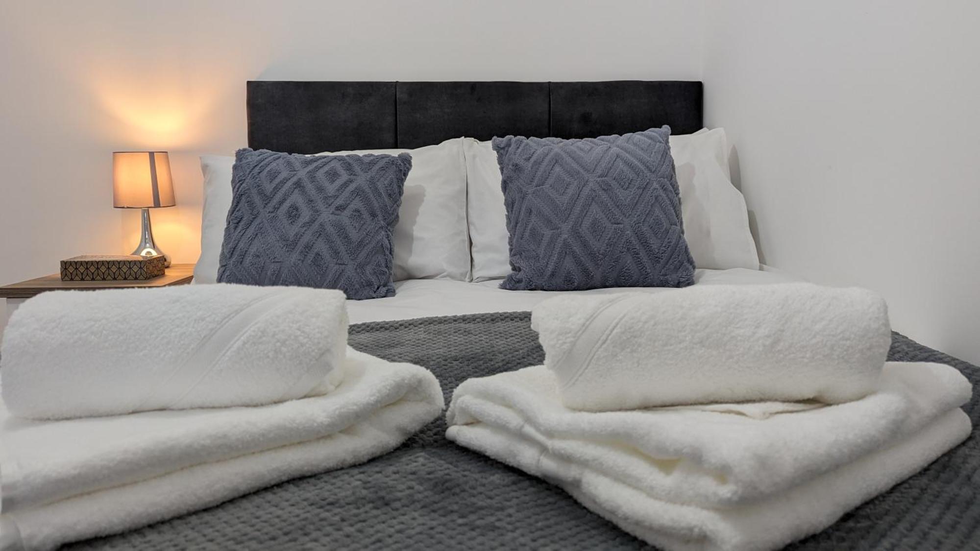 Clariturf - 4 Bedroom Semi - Private Parking Near Turf Moor, Town Centre, Transport And Motorway Links Next To Canal, 3 Parks And Lake - Sky And Netflix Burnley Ngoại thất bức ảnh