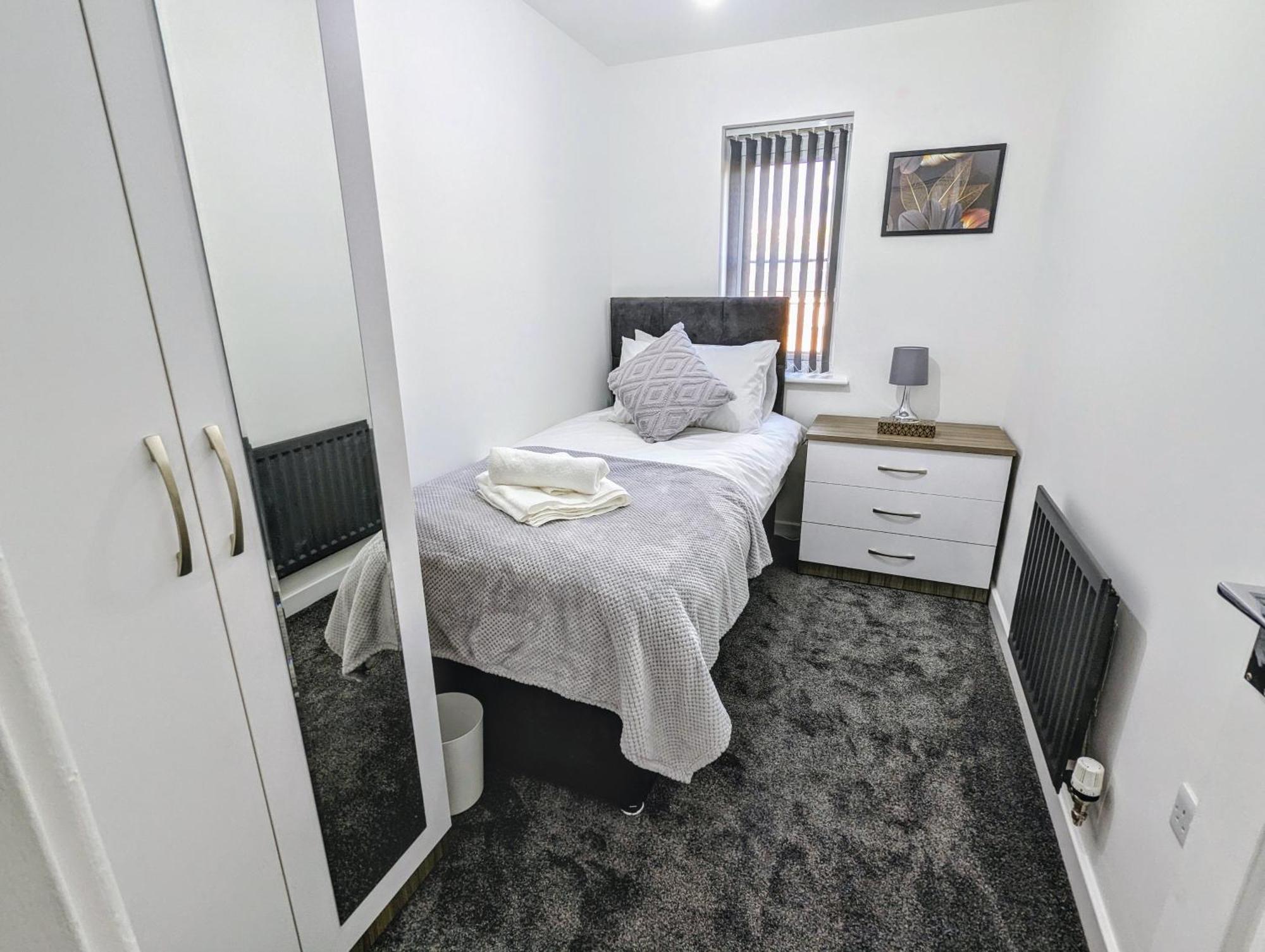 Clariturf - 4 Bedroom Semi - Private Parking Near Turf Moor, Town Centre, Transport And Motorway Links Next To Canal, 3 Parks And Lake - Sky And Netflix Burnley Ngoại thất bức ảnh